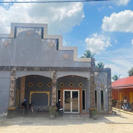 Oyo 93119 Guest House Leo Patra Muara Badak Buitenkant foto