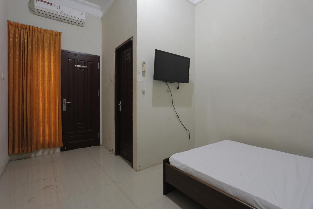 Oyo 93119 Guest House Leo Patra Muara Badak Buitenkant foto