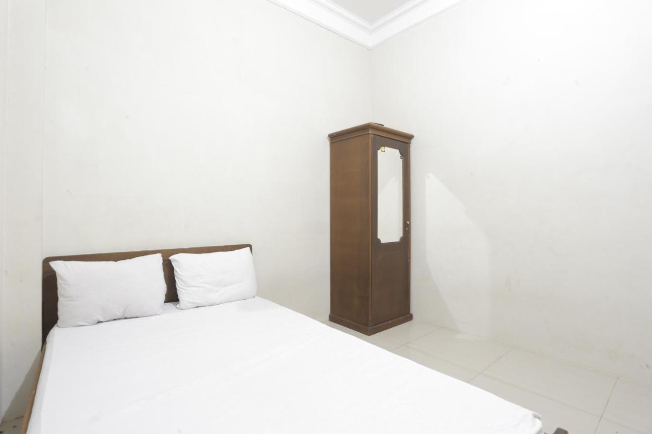 Oyo 93119 Guest House Leo Patra Muara Badak Buitenkant foto