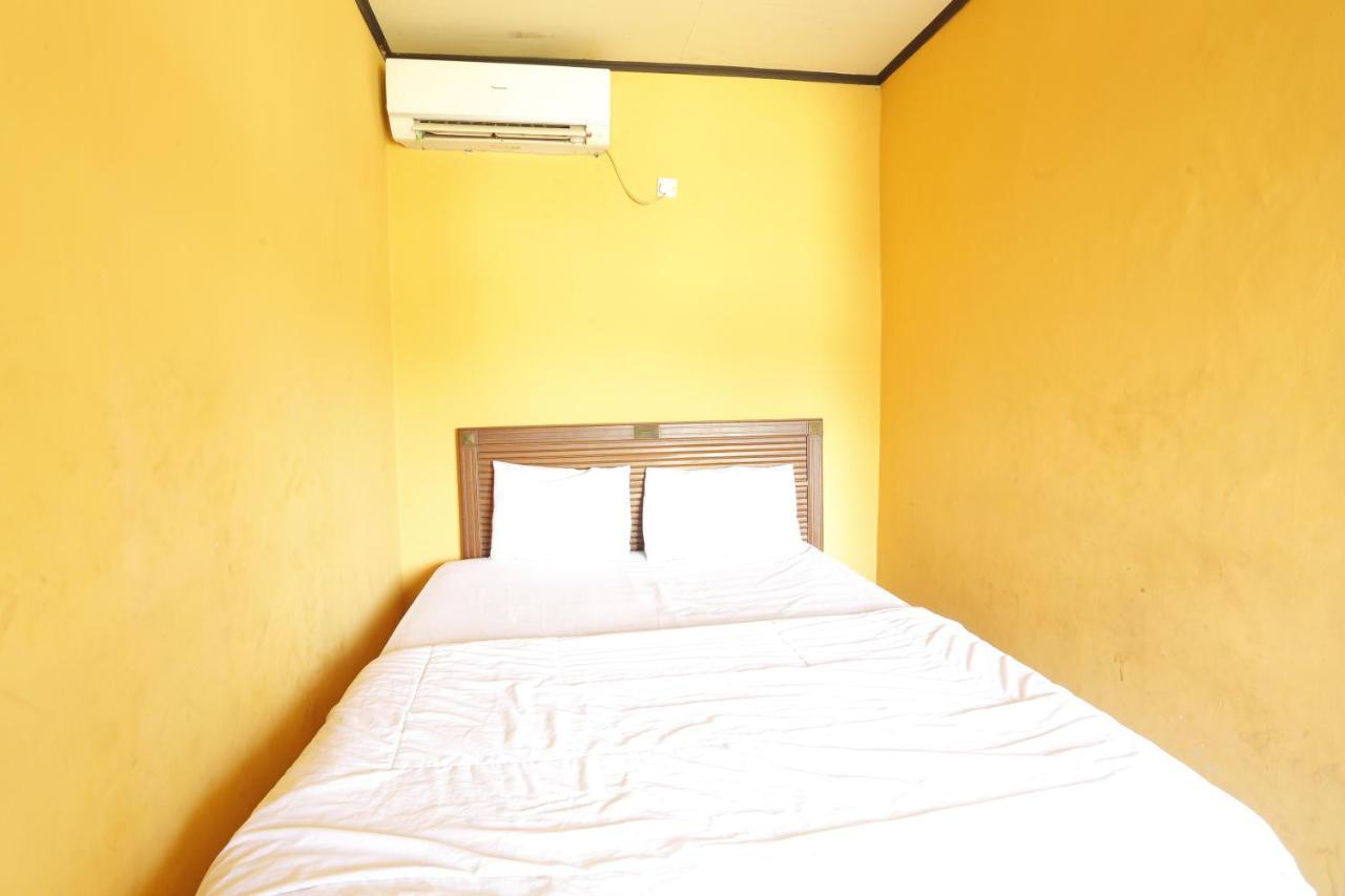 Oyo 93119 Guest House Leo Patra Muara Badak Buitenkant foto