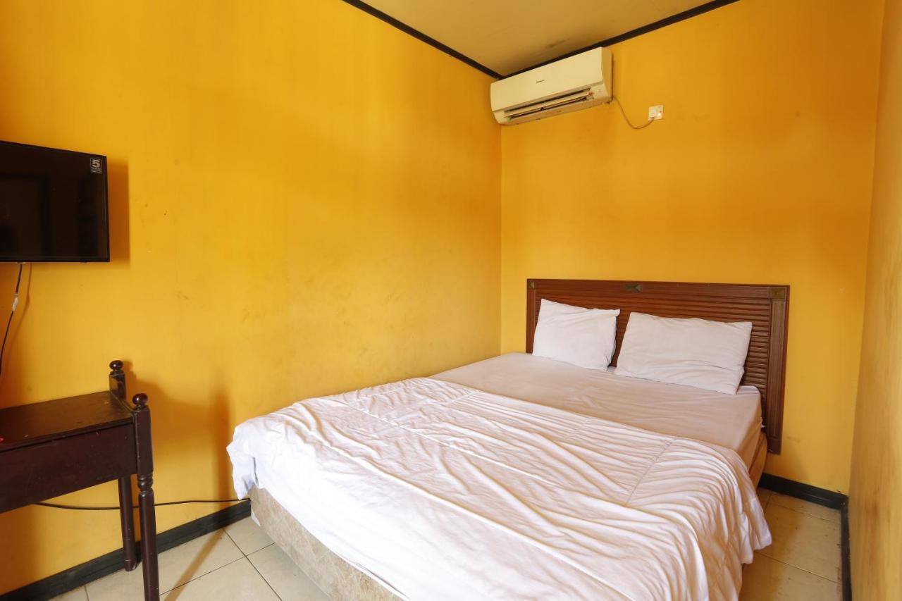 Oyo 93119 Guest House Leo Patra Muara Badak Buitenkant foto