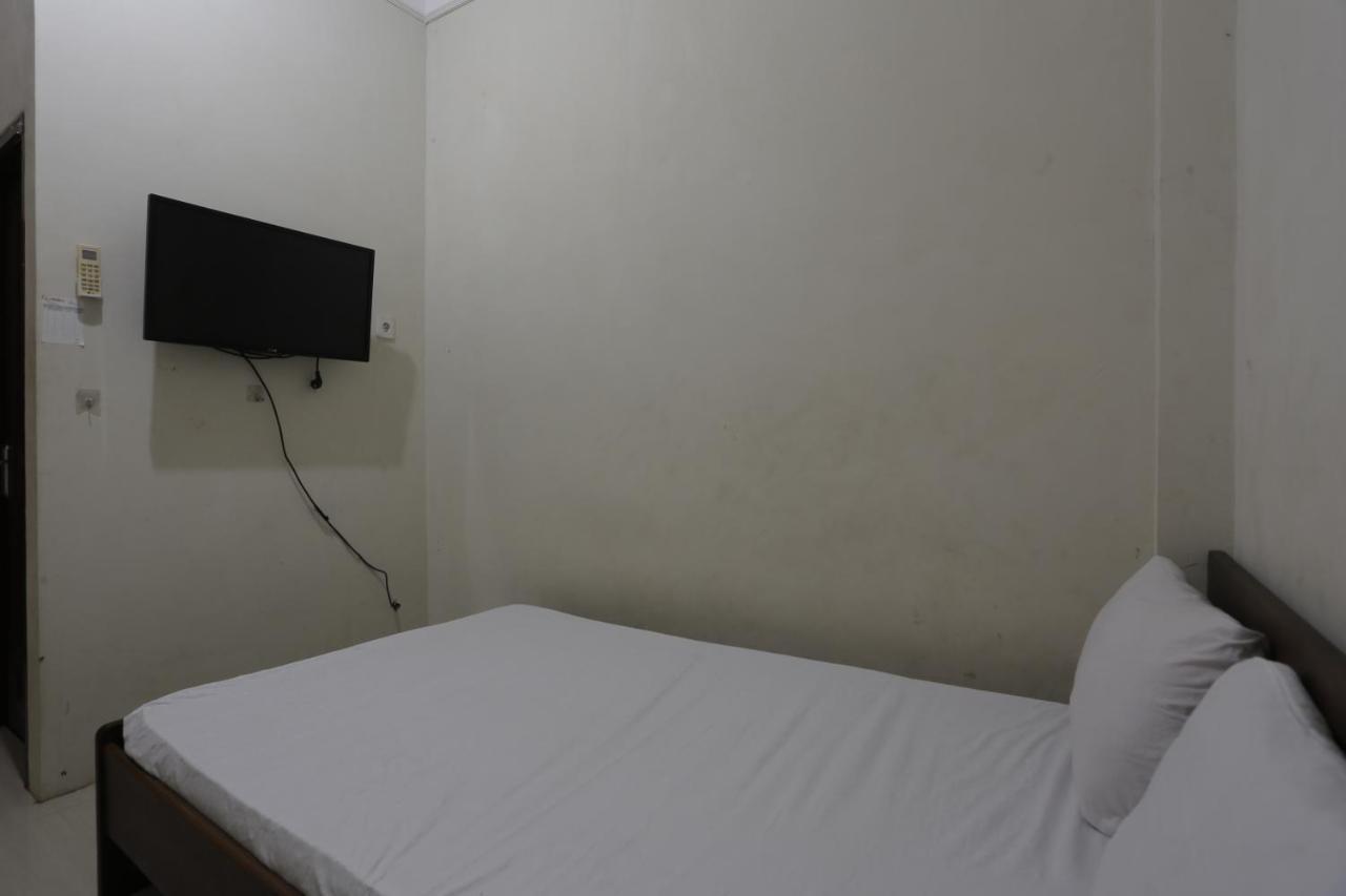 Oyo 93119 Guest House Leo Patra Muara Badak Buitenkant foto