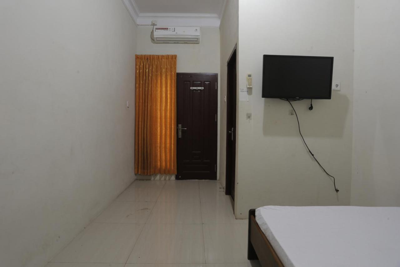 Oyo 93119 Guest House Leo Patra Muara Badak Buitenkant foto