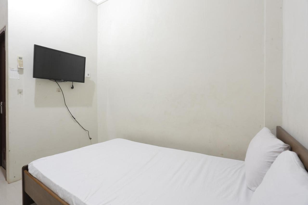 Oyo 93119 Guest House Leo Patra Muara Badak Buitenkant foto