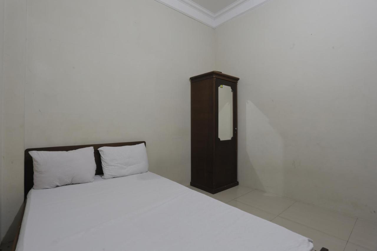 Oyo 93119 Guest House Leo Patra Muara Badak Buitenkant foto