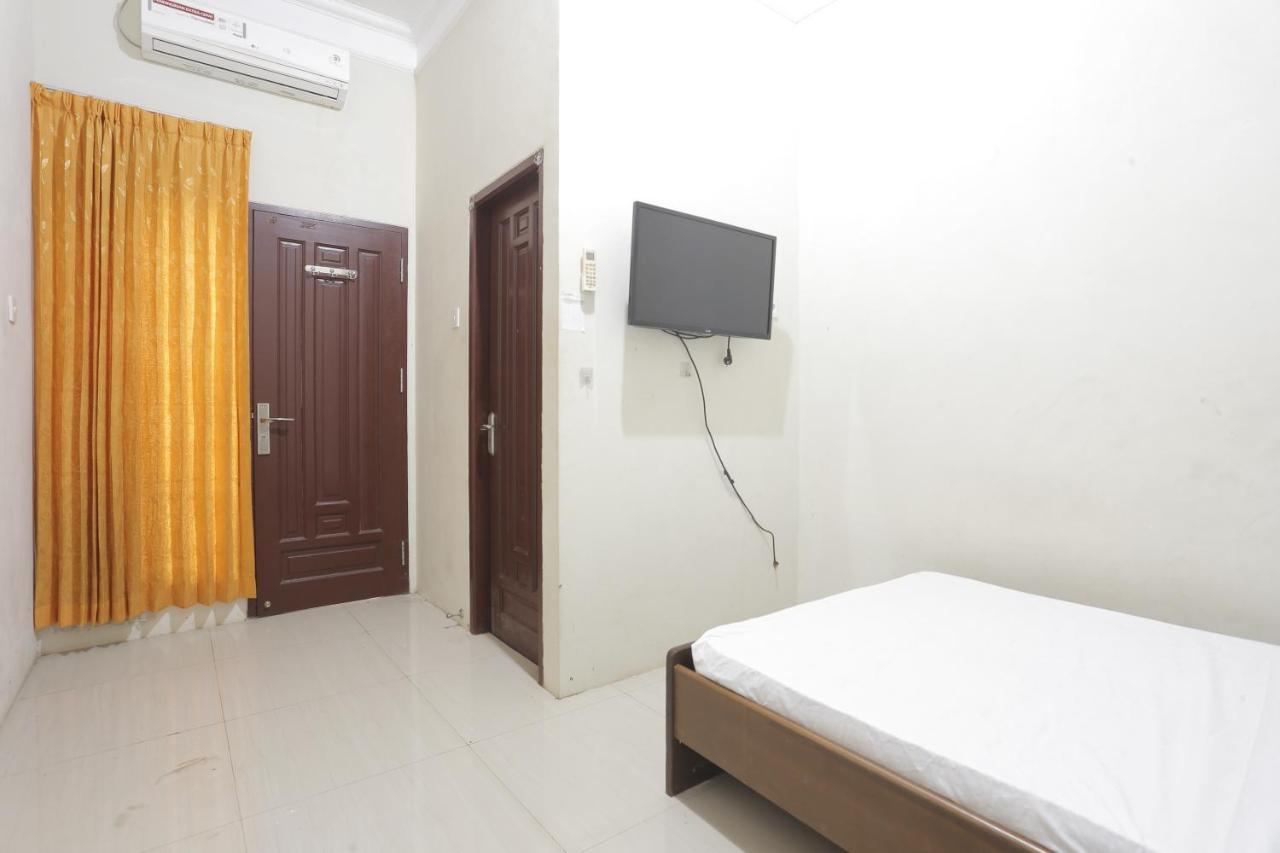 Oyo 93119 Guest House Leo Patra Muara Badak Buitenkant foto