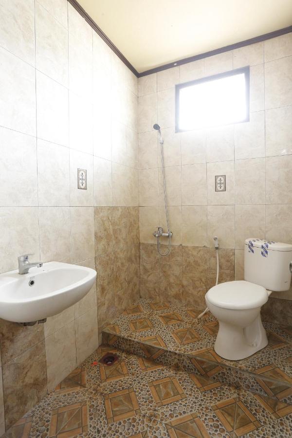 Oyo 93119 Guest House Leo Patra Muara Badak Buitenkant foto