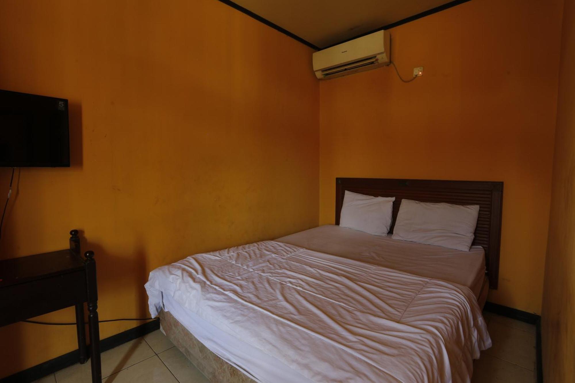Oyo 93119 Guest House Leo Patra Muara Badak Buitenkant foto