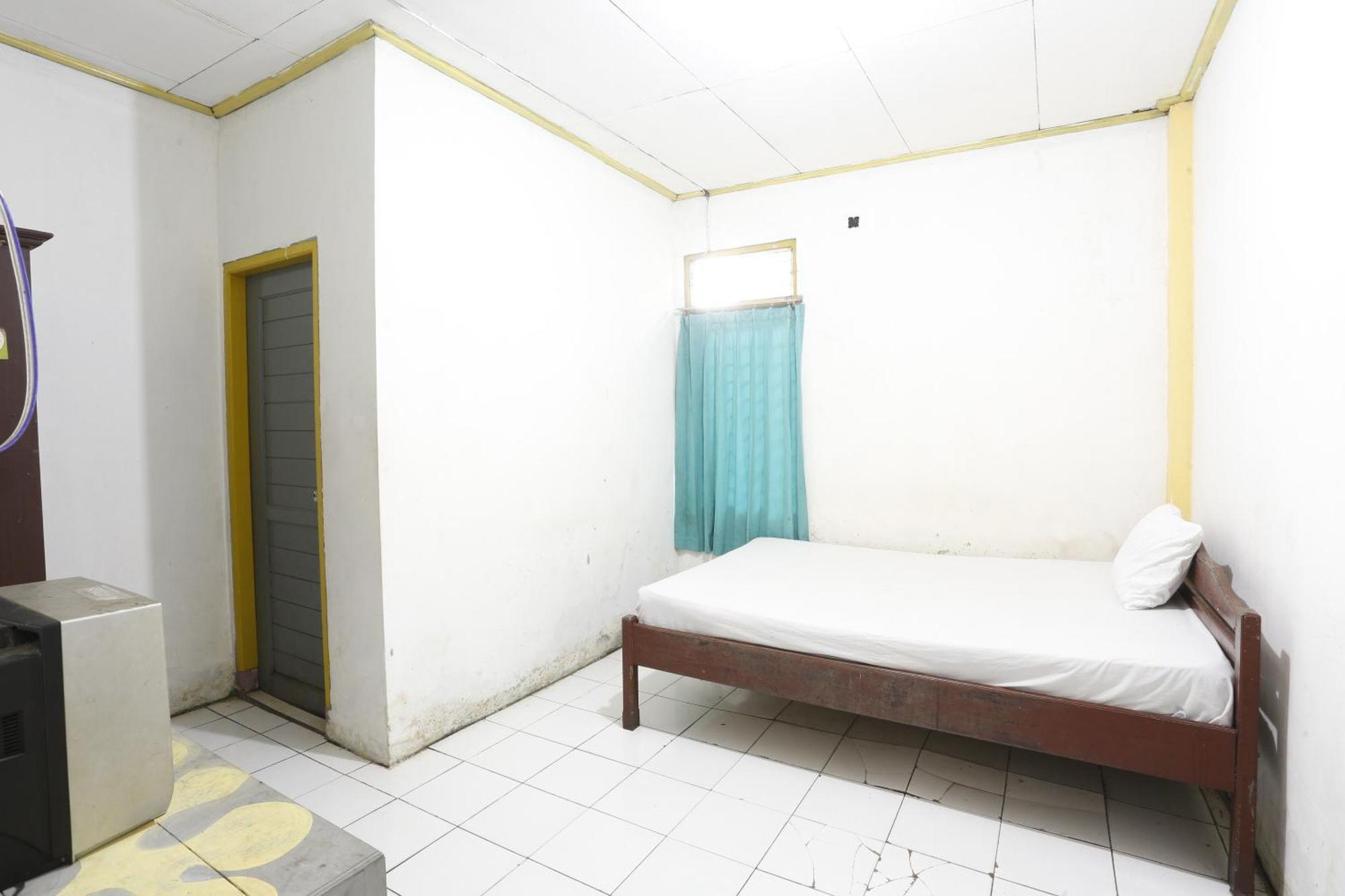Oyo 93119 Guest House Leo Patra Muara Badak Buitenkant foto