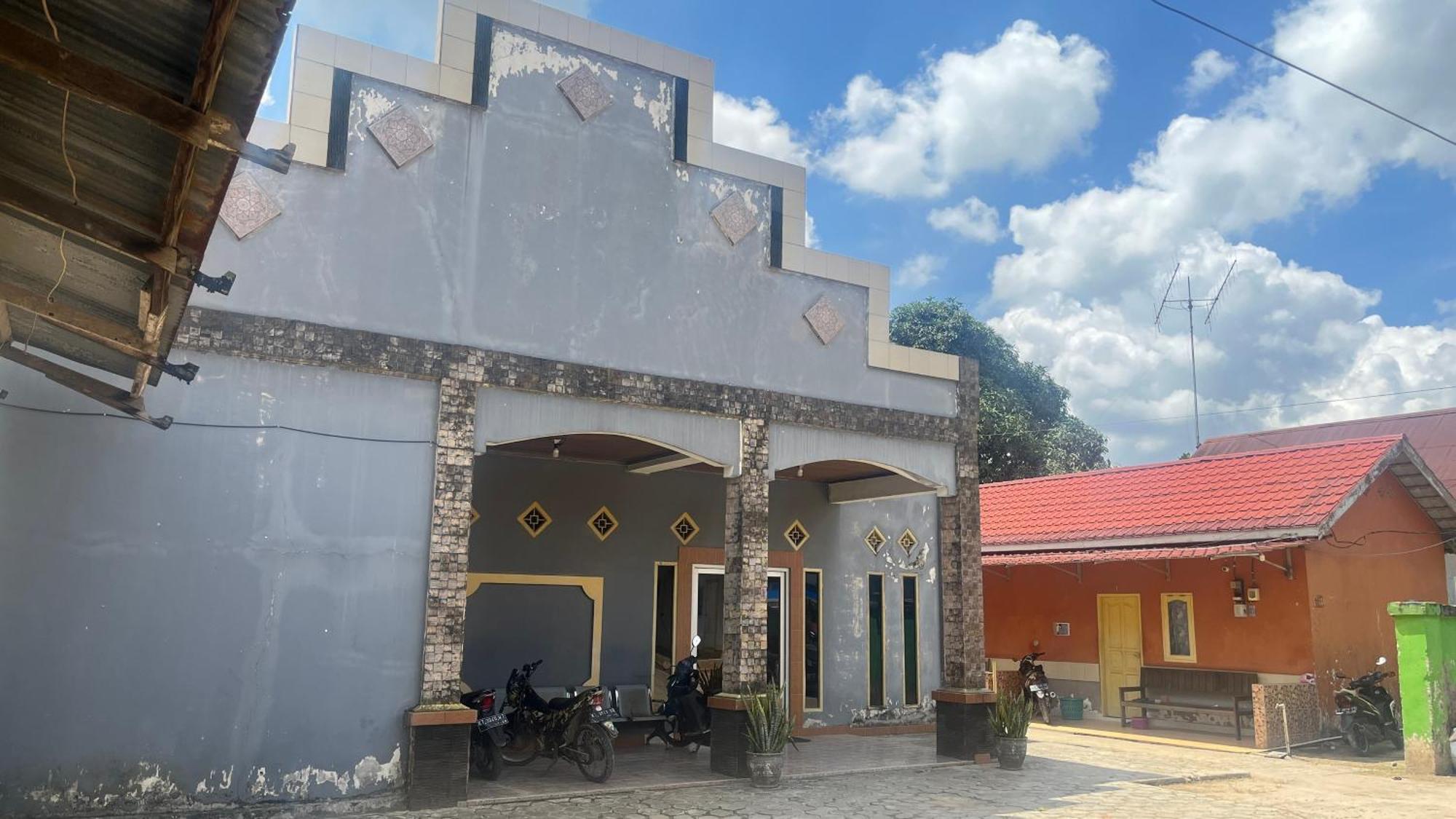 Oyo 93119 Guest House Leo Patra Muara Badak Buitenkant foto