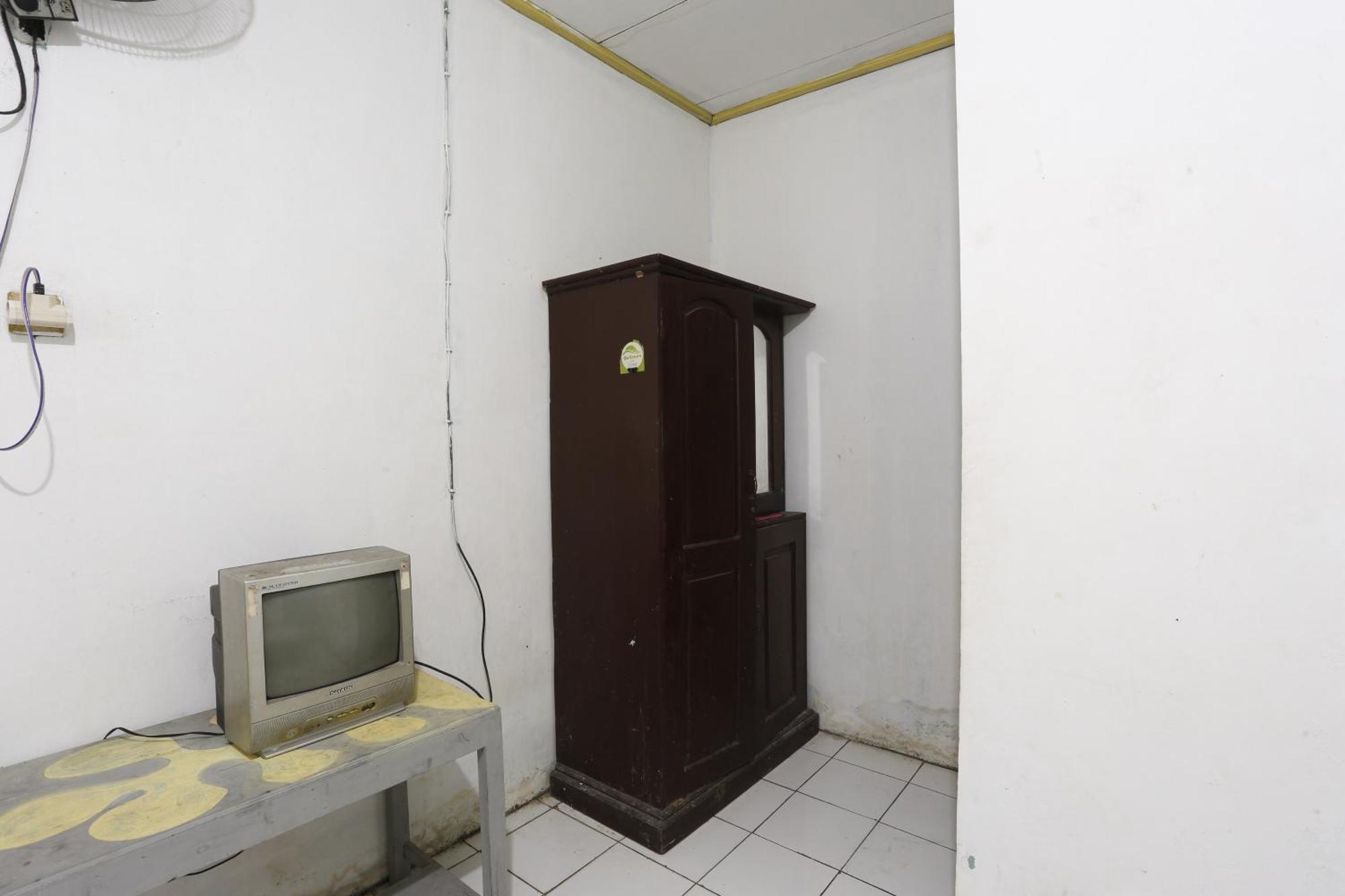 Oyo 93119 Guest House Leo Patra Muara Badak Buitenkant foto