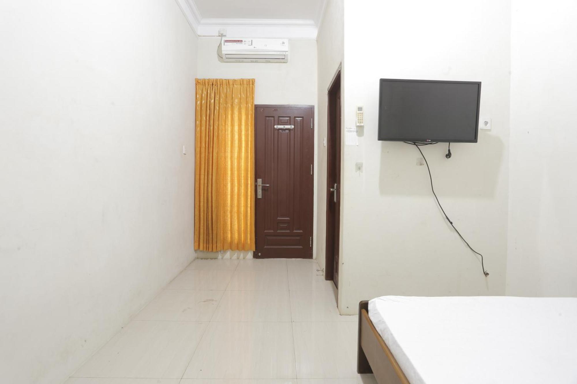 Oyo 93119 Guest House Leo Patra Muara Badak Buitenkant foto