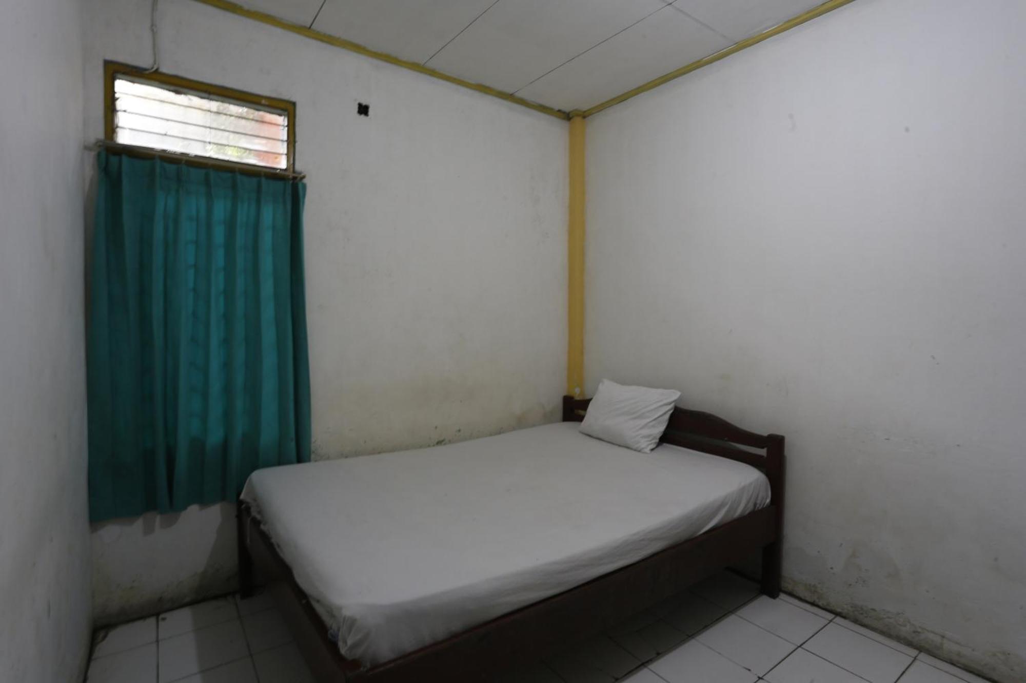 Oyo 93119 Guest House Leo Patra Muara Badak Buitenkant foto