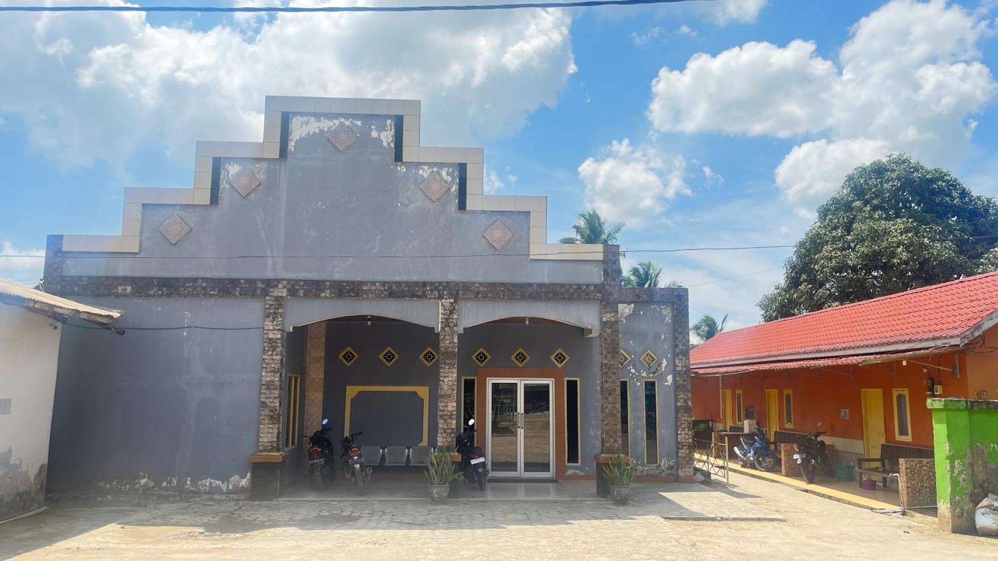 Oyo 93119 Guest House Leo Patra Muara Badak Buitenkant foto