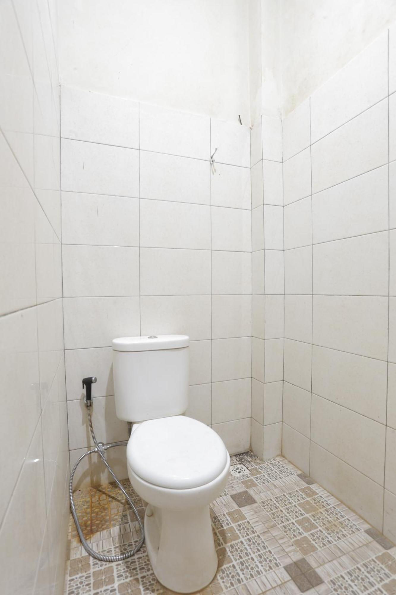 Oyo 93119 Guest House Leo Patra Muara Badak Buitenkant foto